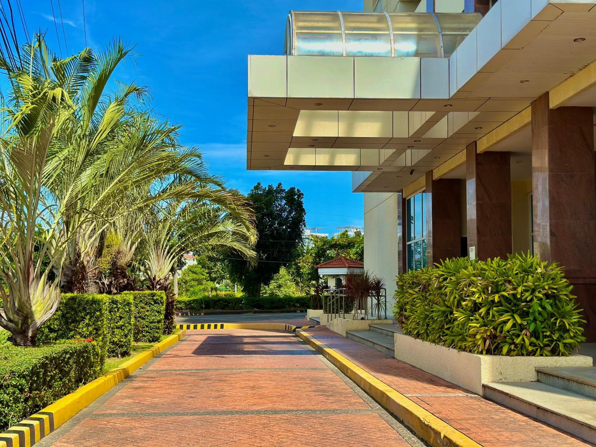 La Mirada Deluxe Suites With Oceanview Lapu-Lapu City Exterior photo